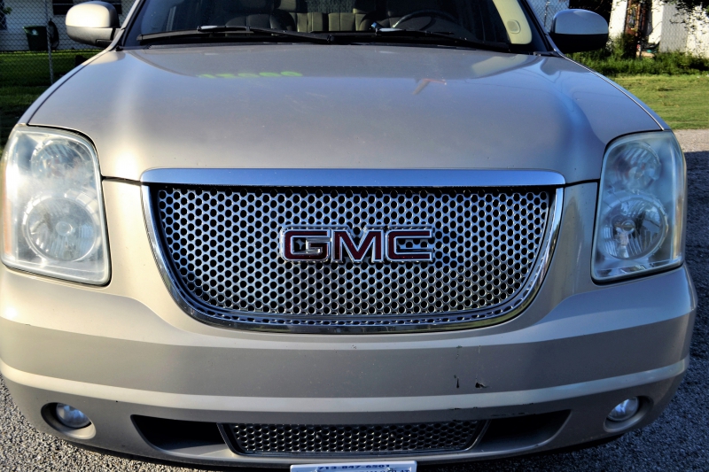 moto-LA CROIX VALMER-min_gmc-yukon-truck-grill-2828425